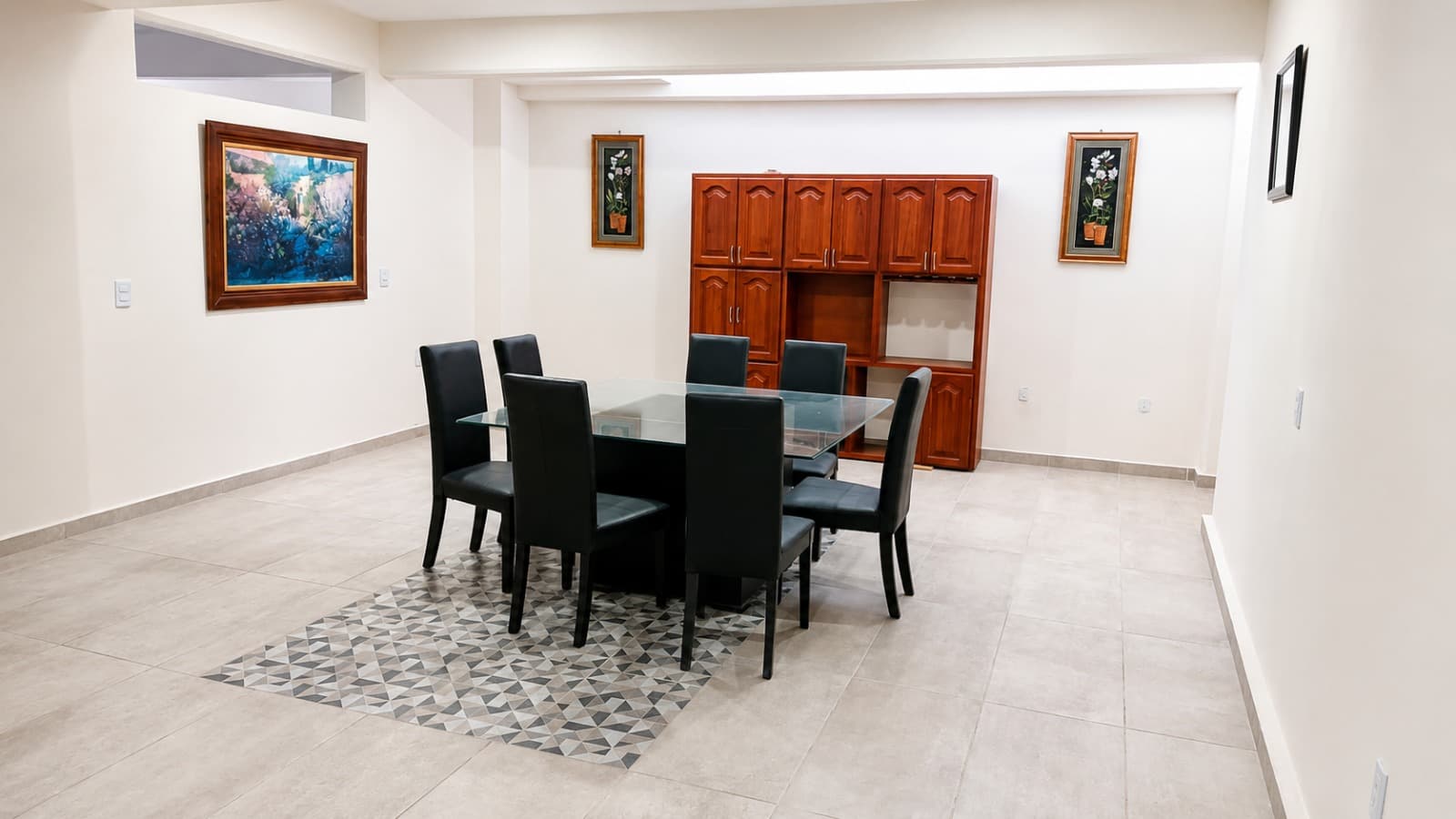 Comedor amplio de TSAYA con mesa y ocho sillas