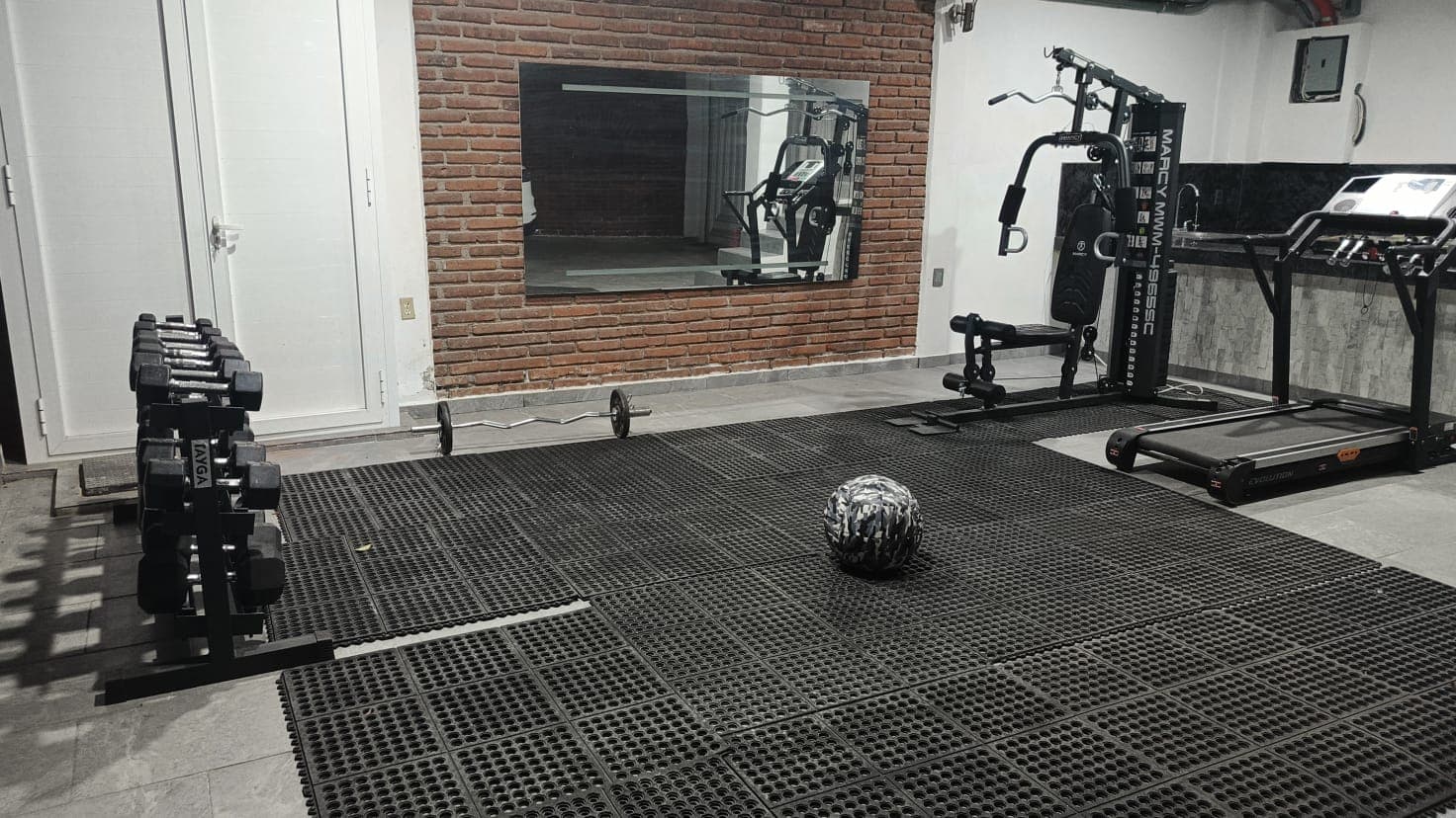 Gimnasio de TSAYA con pesas, caminadoras y equipo multifuncional