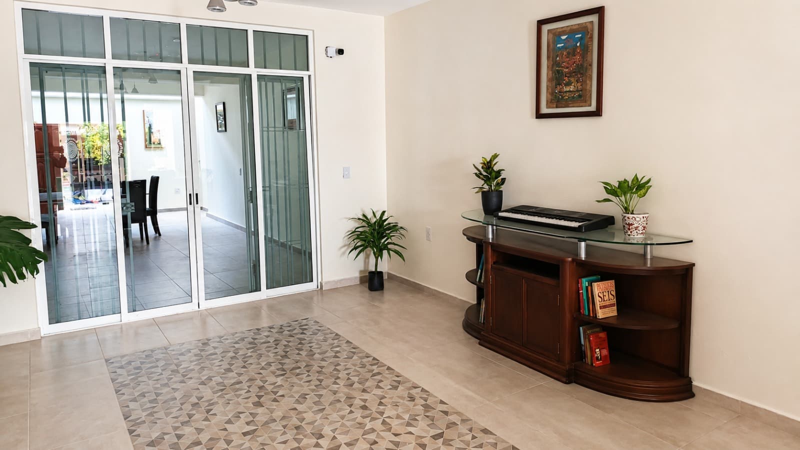Sala de actividades de TSAYA con teclado, libros y plantas